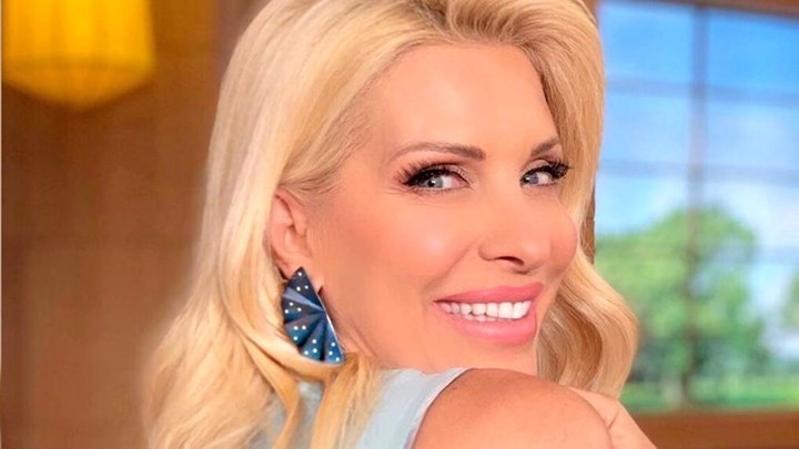 Ελένη Μενεγάκη: Ποζάρει στο νέο της γραφείο στο Mega ντυμένη στα λευκά – ΦΩΤΟ