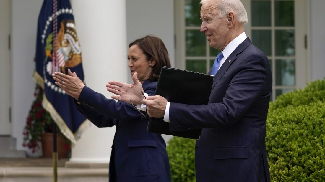 Μπάιντεν: Μεγάλη ημέρα για τις ΗΠΑ – Έβγαλε τη μάσκα του στο Οβάλ Γραφείο – ΒΙΝΤΕΟ