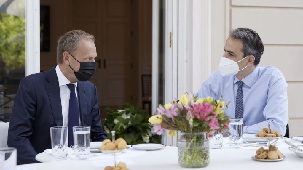 Πρωινό με ελληνικές γεύσεις για Μητσοτάκη και Τουσκ στο Μαξίμου – Τι συζήτησαν
