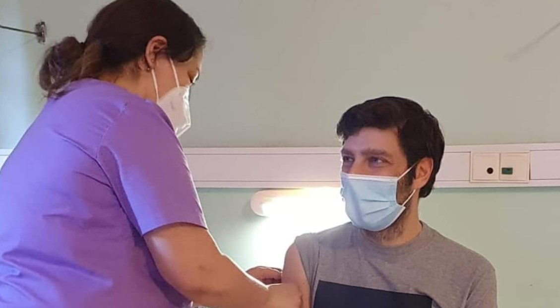 Νικόλας Γιατρομανωλάκης: Εμβολιάστηκε ο υφυπουργός Πολιτισμού – Το μήνυμα μέσω… t-shirt