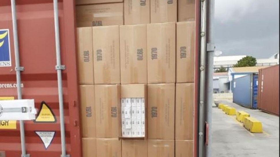 ΑΑΔΕ: Ποσότητα – μαμούθ λαθραίων τσιγάρων εντοπίστηκε στον Πειραιά – Πώς δρούσε το κύκλωμα