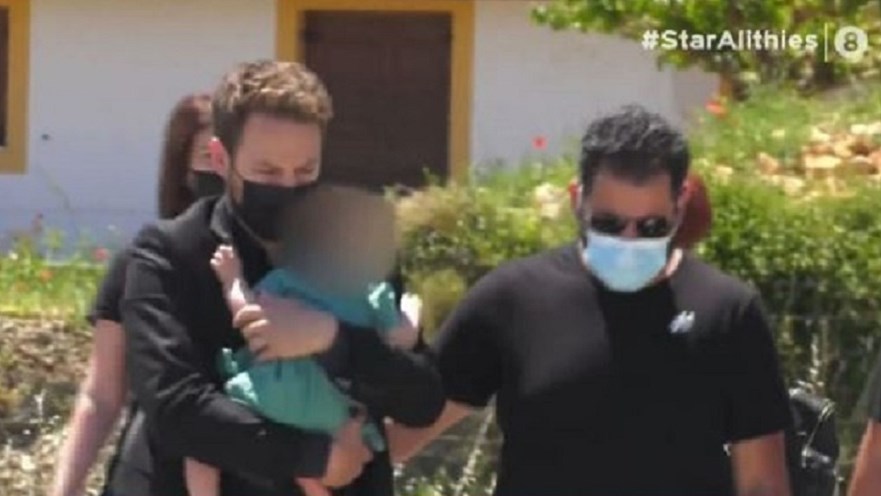 Κηδεία Καρολάιν: Τραγικές στιγμές στην Αλόννησο – Έφτασε ο 32χρονος πιλότος με το βρέφος στην αγκαλιά του