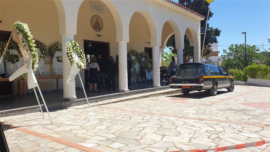 Κηδεία Καρολάιν: Το τελευταίο “αντίο” στην 20χρονη μητέρα – Θρήνος και σπαραγμός στην Αλόννησο