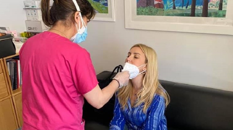 Φωτεινή Αραμπατζή: Δεν είναι τελικά θετική στον κορονοϊό – Τι έγινε με το πρώτο μοριακό τεστ