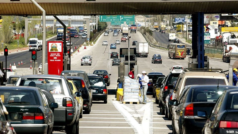 Διόδια: “Εγκαταλείπουν” την πόλη οι Αθηναίοι – Πάνω από 65.000 οχήματα έχουν φύγει από την Παρασκευή