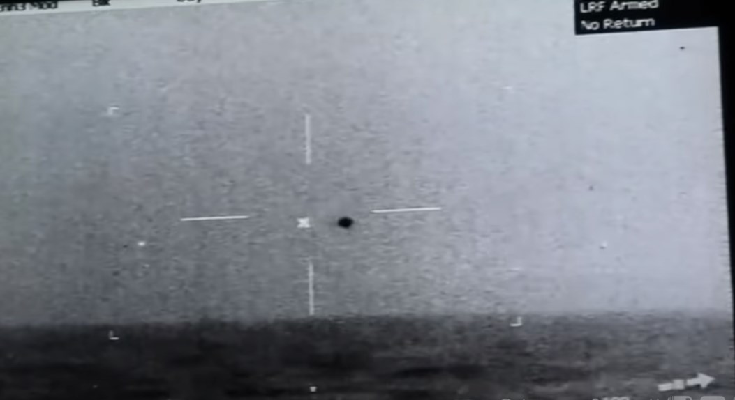 UFO: ΒΙΝΤΕΟ δείχνει μυστηριώδες ιπτάμενο αντικείμενο δίπλα από πολεμικό πλοίο των ΗΠΑ