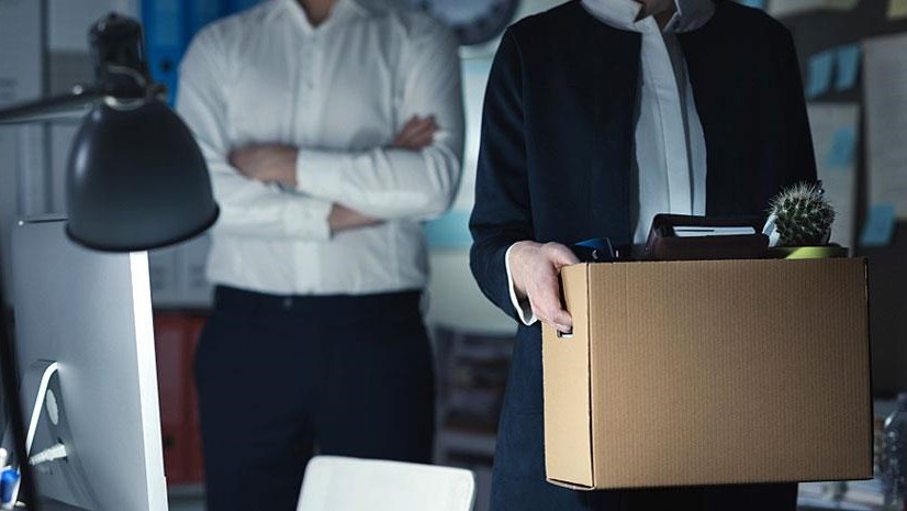 Απολύσεις: Τι προβλέπει το νέο θεσμικό πλαίσιο και ποιοι εργαζόμενοι προστατεύονται