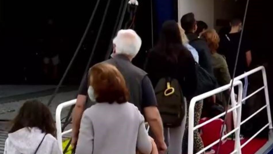 Αυξημένη η κίνηση σε εθνικές οδούς και λιμάνια: Όπου φύγει- φύγει οι Αθηναίοι – ΒΙΝΤΕΟ