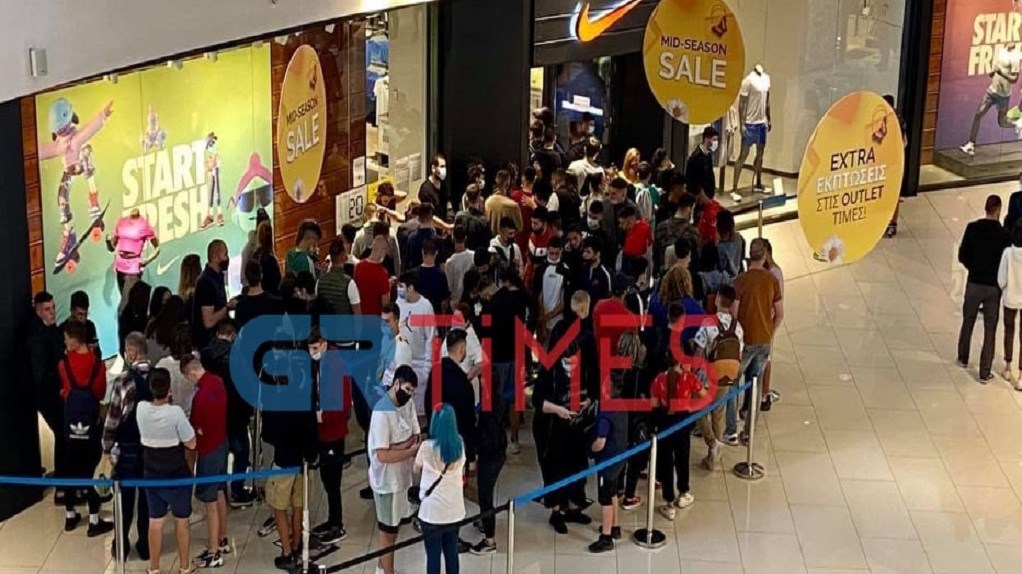 Θεσσαλονίκη: Μεγάλη “ουρά” έξω από κατάστημα σε γνωστό εμπορικό κέντρο – ΦΩΤΟ – ΒΙΝΤΕΟ