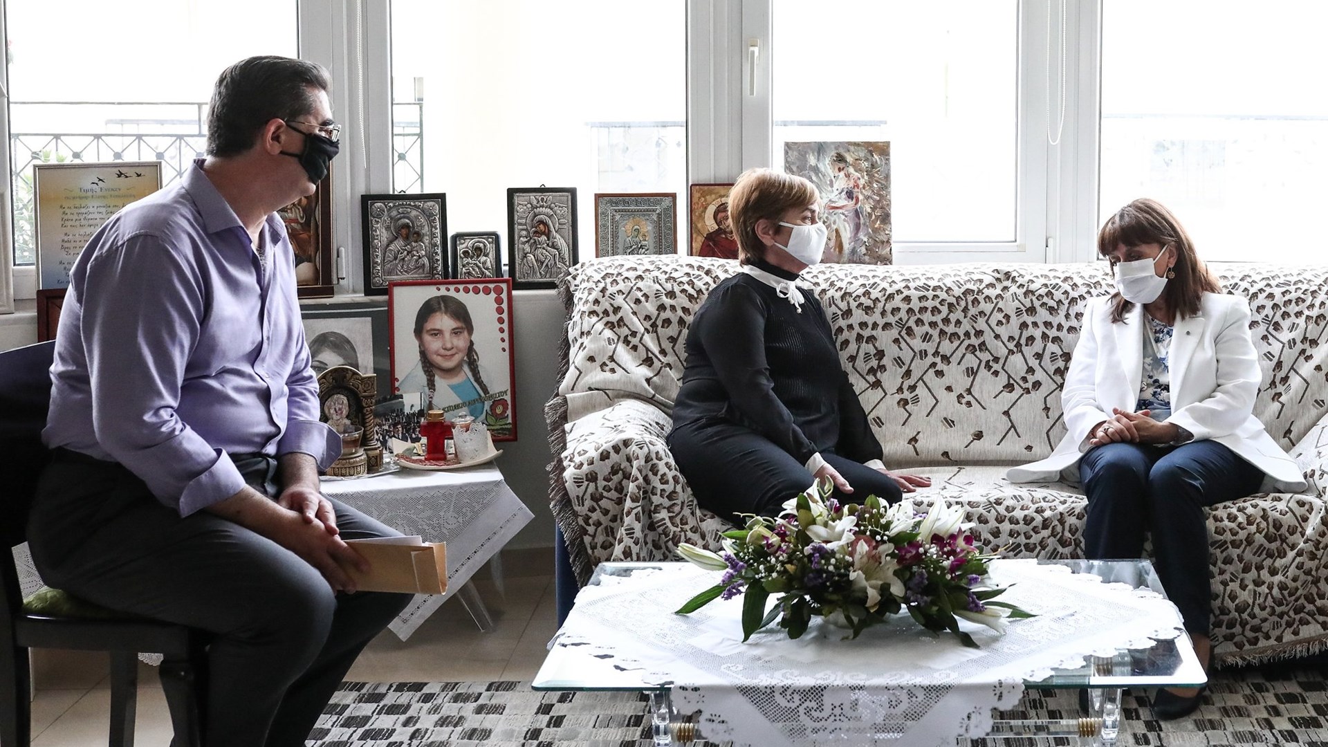 Η συγκινητική επίσκεψη της Κατερίνας Σακελλαροπούλου στους γονείς της Ελένης Τοπαλούδη