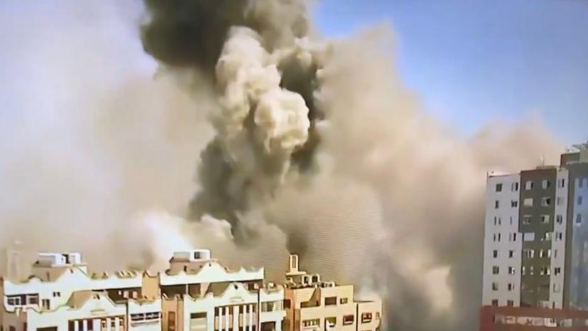 Γάζα: Το Al-Jazeera καταγγέλλει “έγκλημα πολέμου” μετά τον βομβαρδισμό των γραφείων του