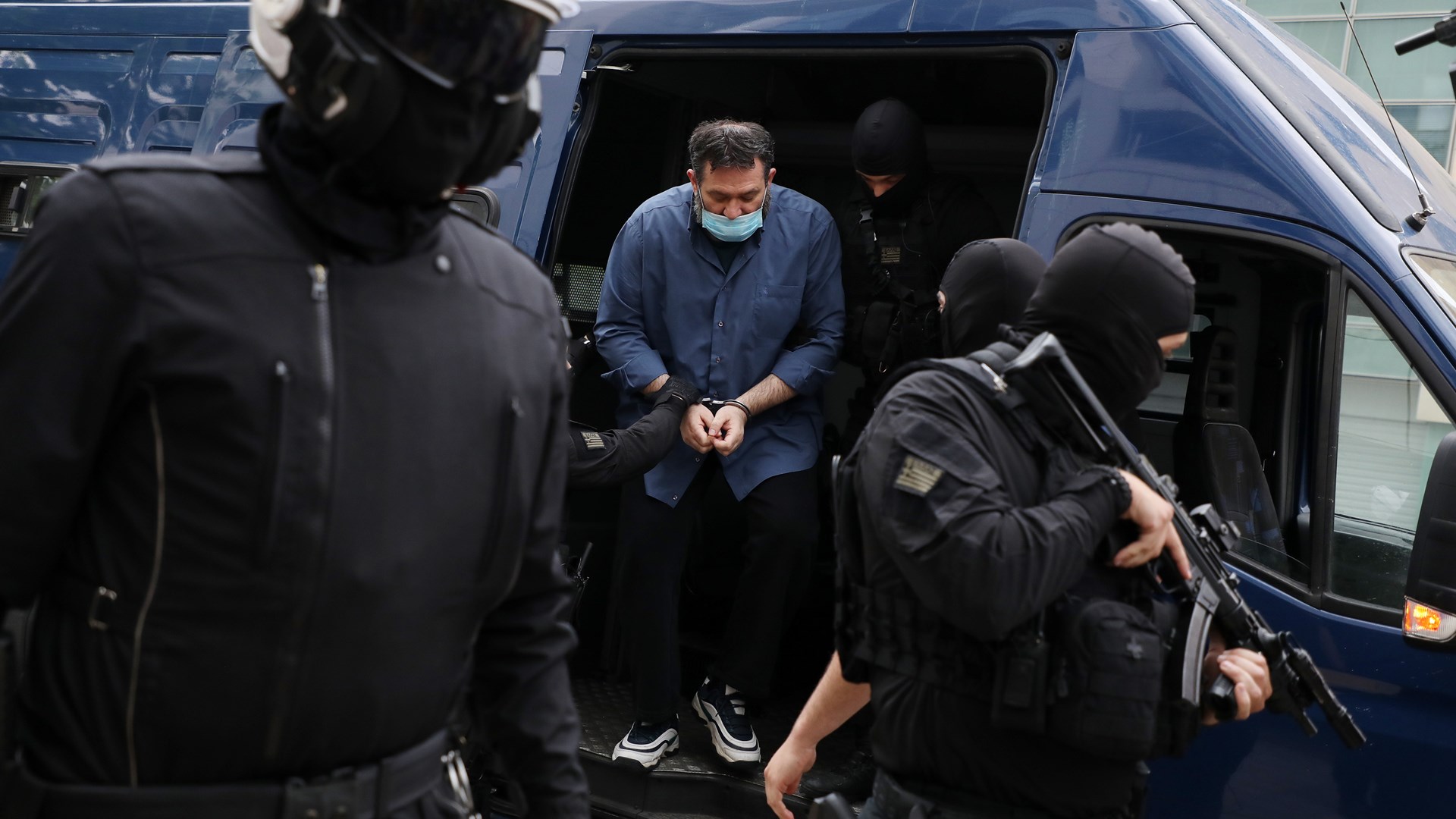 Γιάννης Λαγός: Οδηγείται στις φυλακές Δομοκού