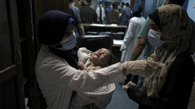 Θαύμα στη Γάζα: Μωρό πέντε μηνών ανασύρθηκε ζωντανό μέσα από τα συντρίμμια