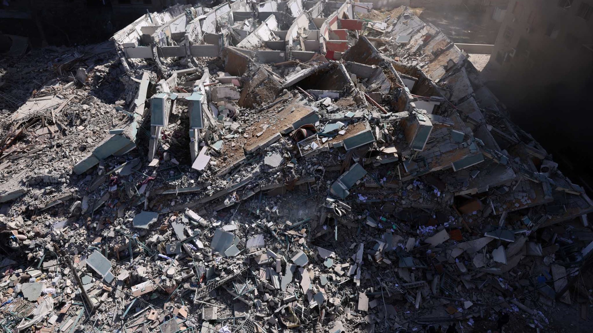 Γάζα: Συγκλονίζουν οι εικόνες από το κτίριο με τα δημοσιογραφικά δίκτυα που βομβαρδίστηκε – ΦΩΤΟ