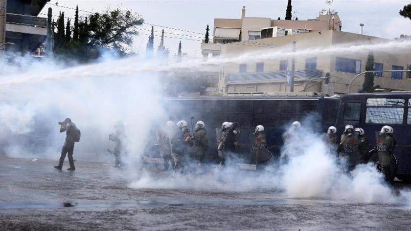 Πρεσβεία του Ισραήλ: Εικόνες από την ένταση – ΦΩΤΟ