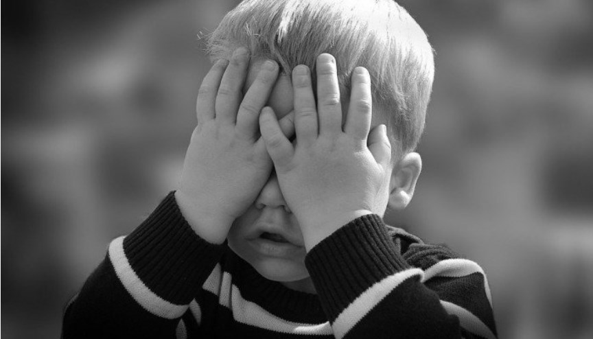 Σοκ στο Ηράκλειο: Γυναίκα εγκατέλειψε παιδί έξω από τα δικαστήρια