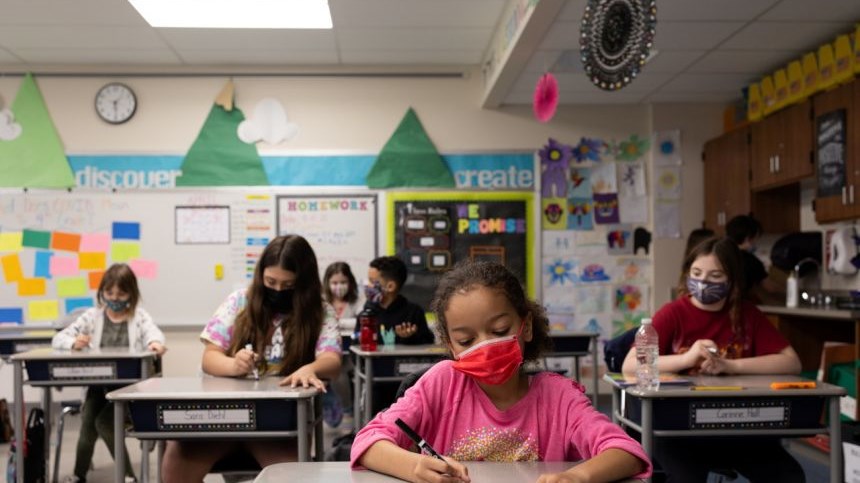 ΗΠΑ – CDC: Οι μάσκες να συνεχίσουν να χρησιμοποιούνται στα σχολεία