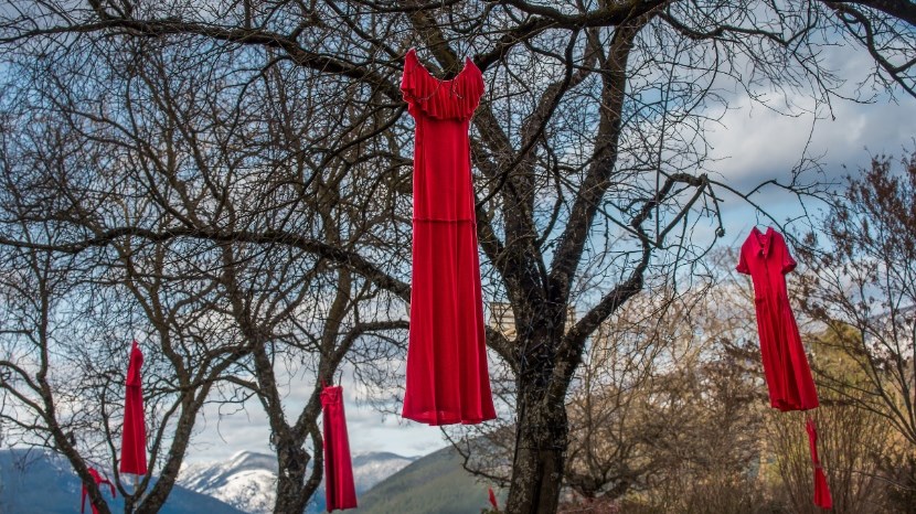 #RedDressProject: Τα κόκκινα φορέματα που “μιλούν” για κάθε γυναίκα που αγνοείται