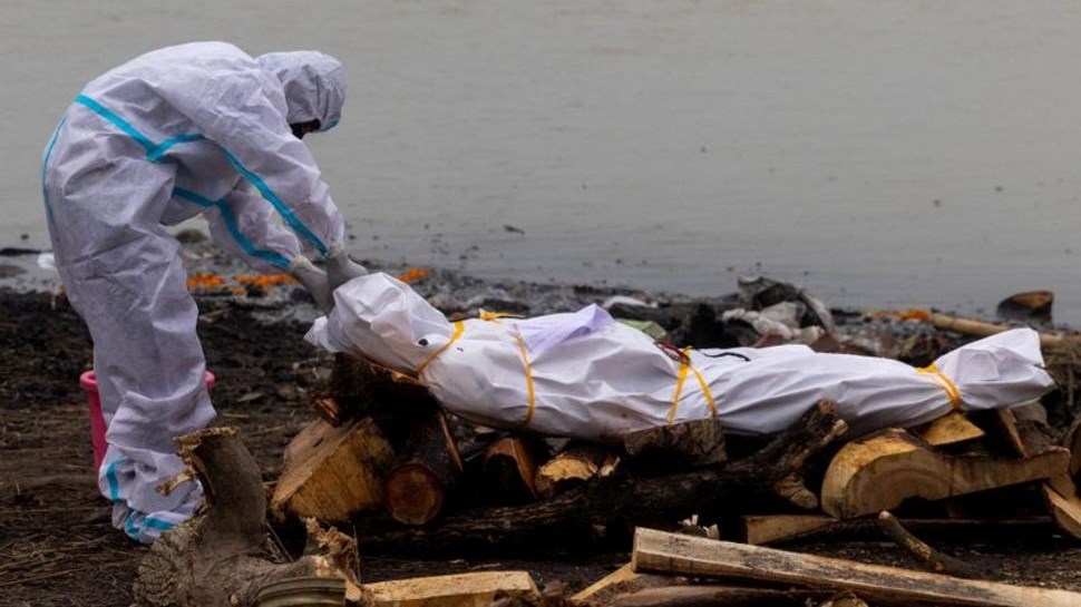 Ινδία: Πτώματα ασθενών με κορονοϊό ανασύρονται από τον ποταμό Γάγγη – Προειδοποιήσεις από τις Αρχές