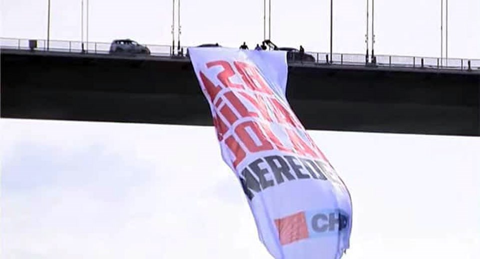 Τουρκία: Πού είναι τα 128 δισ. δολάρια; – Το τεράστιο πανό διαμαρτυρίας κατά της κυβέρνησης από βουλευτές της αντιπολίτευσης