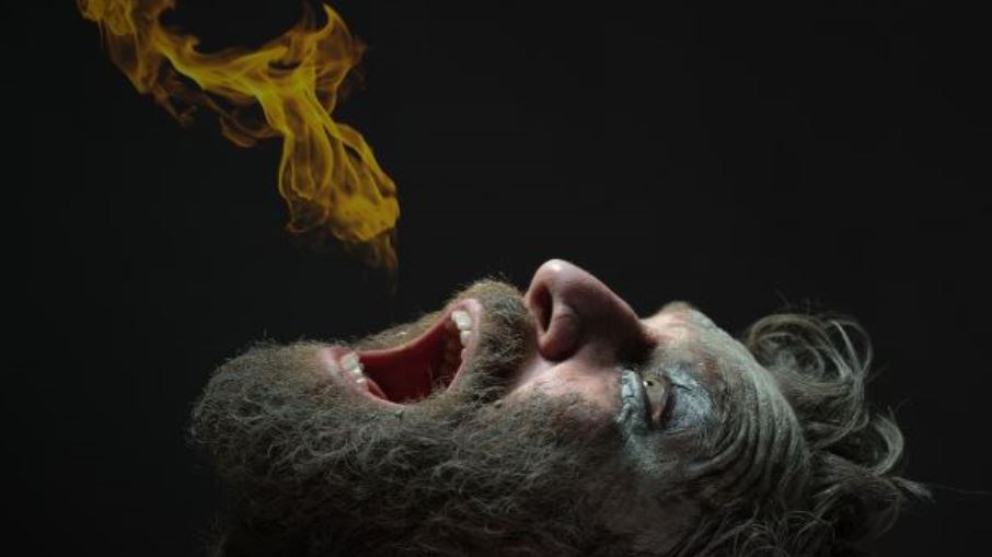 Ο Στάνκογλου έτοιμος να “πυρπολήσει” το κοινό με τον “Προμηθέα Δεσμώτη” που σκηνοθετεί ο Μπινιάρης