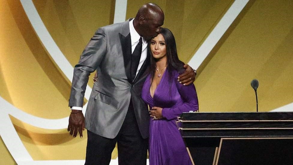 Ράγισαν καρδιές στην είσοδο του Κόμπι στο Hall of Fame: Συγκίνησε η Βανέσα – Στο πλευρό της ο Τζόρνταν