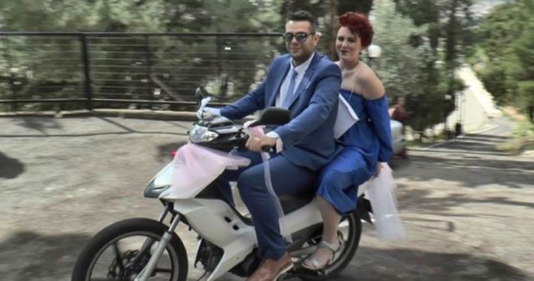 Λαμία: Ο γαμπρός πήγε στον γάμο του με το “παπί” – ΒΙΝΤΕΟ