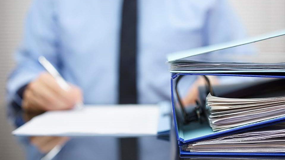 Εξόφληση φόρων, εισφορών και δανείων σε βάθος 20ετίας – Πώς επιτυγχάνεται ως και… διαγραφή χρέους