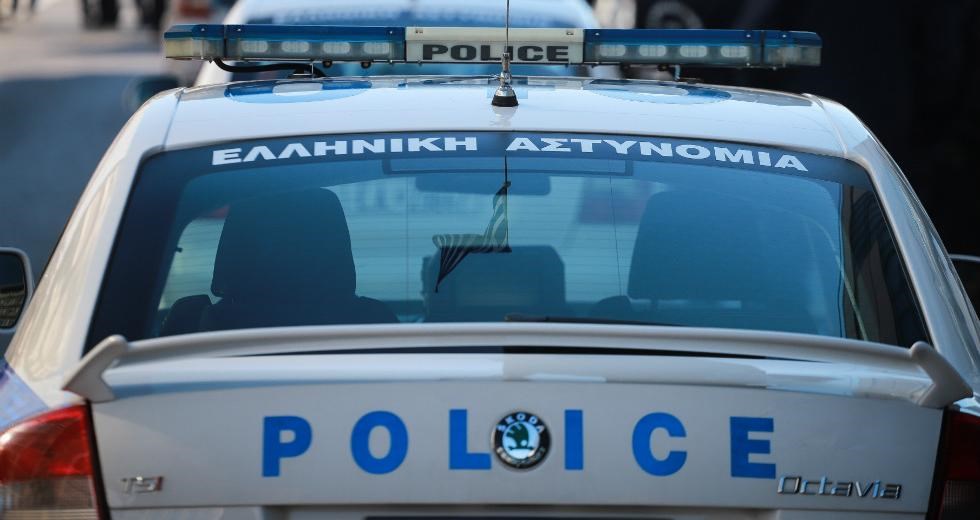 Ηράκλειο: Χειροπέδες σε 27χρονο που απείλησε την οικογένειά του με καραμπίνα