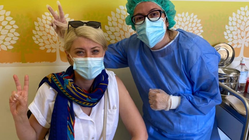 Η Σία Κοσιώνη εμβολιάστηκε και τρολάρει για το “καπάκι” του Κώστα Μπακογιάννη – ΦΩΤΟ