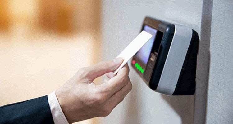 Ψηφιακή κάρτα εργασίας: Τι αλλάζει για επιχειρήσεις και εργαζομένους – Γράφει η Κατερίνα Φραγκάκη