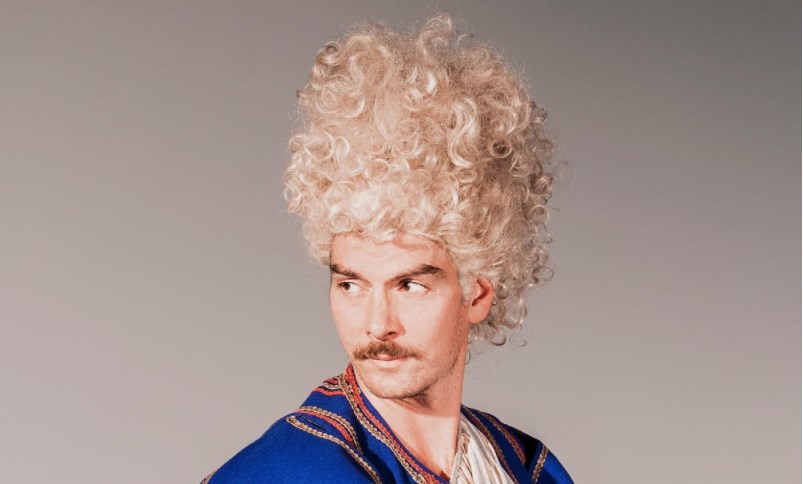 Ο Κουκουράκης των “Άγριων Μελισσών” σε απόλυτη μεταμόρφωση για το “1821-H επιθεώρηση”- Αποκλειστική πόζα