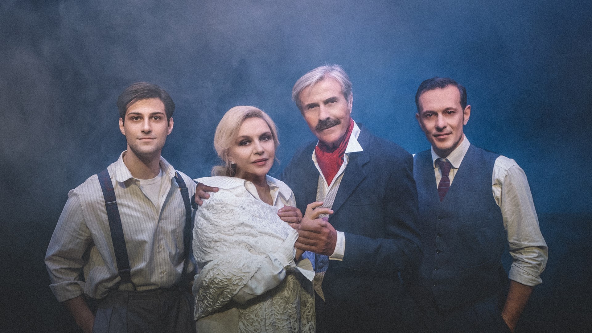 Οι πρώτες εντυπωσιακές πόζες από το “Ταξίδι μιας μεγάλης ημέρας μέσα στη νύχτα” που ανεβάζει στο ΚΘΒΕ ο Θανάσης Σαράντος μόνο στο enikos.gr