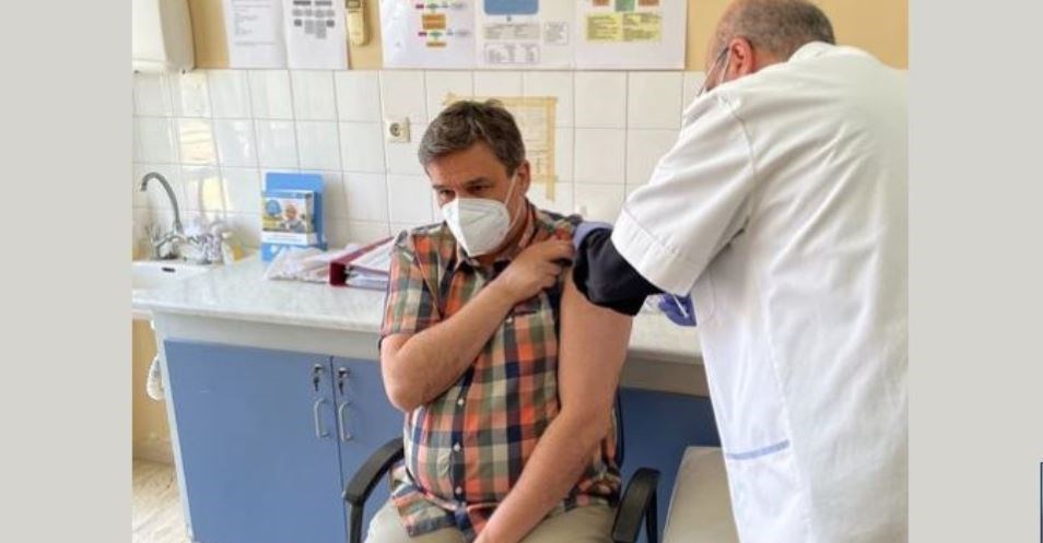 Ανδρέας Ξανθός: Έκανε το εμβόλιο της AstraZeneca – “Χωρίς επιφυλάξεις και υποσημειώσεις” – ΦΩΤΟ