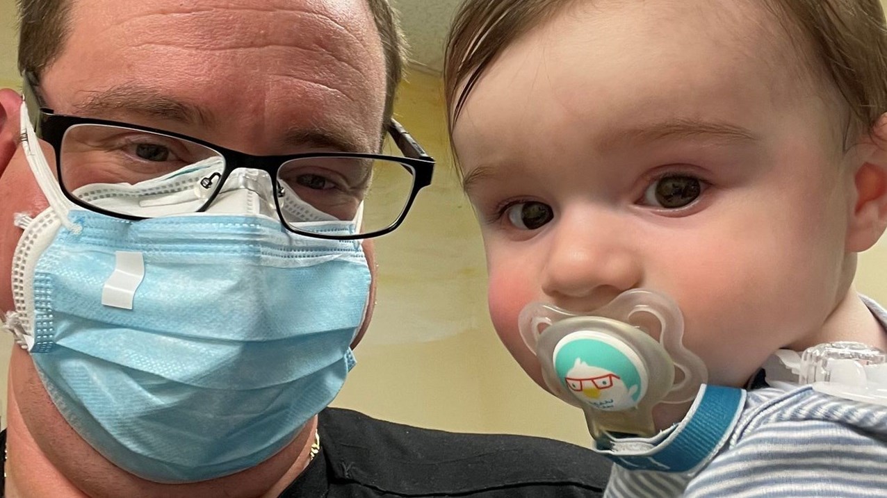 Κορονοϊός: Ο Ένζο είναι το πρώτο μωρό που έκανε και τις δύο δόσεις του εμβολίου της Pfizer