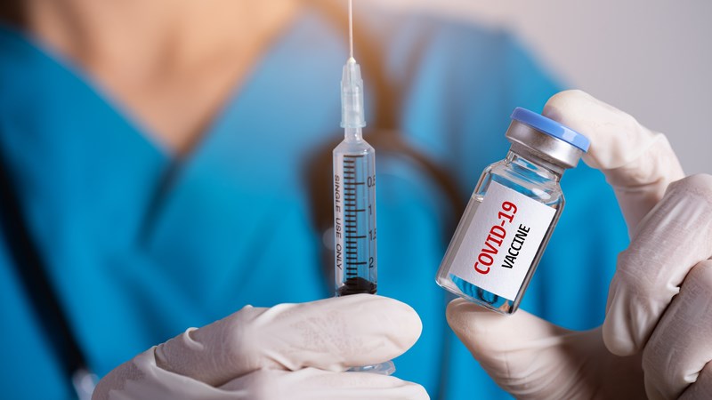 Κορονοϊός: Είναι αυτοί οι πρώτοι υποχρεωτικοί εμβολιασμοί; – Η διορία που δόθηκε σε υπαλλήλους των ΕΜΑΚ