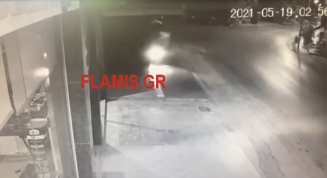 Τροχαίο στην Πάτρα: Η στιγμή που ο 33χρονος “καρφώνεται” με τη μηχανή του σε κατάστημα – Συγκλονιστικό ΒΙΝΤΕΟ