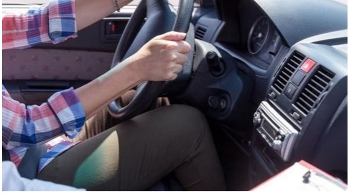 Διπλώματα οδήγησης: Εξετάσεις από τα 17 και κάμερες – Όλες οι αλλαγές που φέρνει το νέο νομοσχέδιο