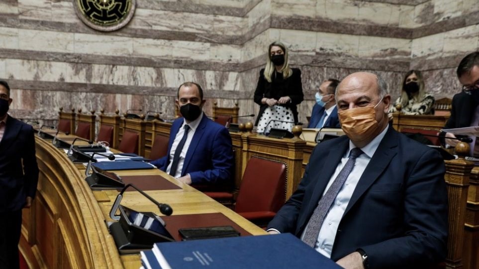 Συνεπιμέλεια: Αντιπαράθεση στη Βουλή για το νομοσχέδιο – Τι λένε τα κόμματα, πού διαφωνούν