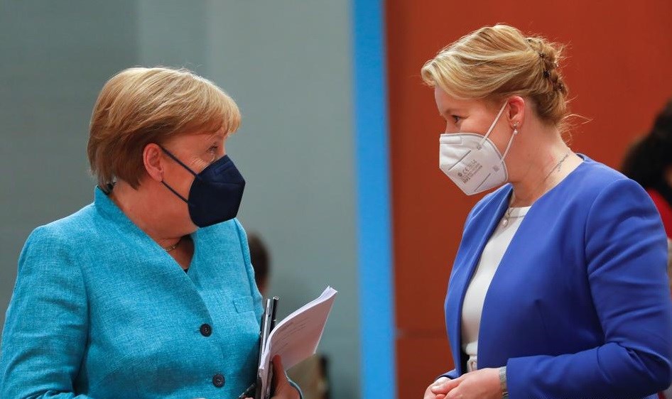 Γερμανία: Παραιτήθηκε υπουργός της Μέρκελ έπειτα από κατηγορίες για λογοκλοπή στο διδακτορικό της