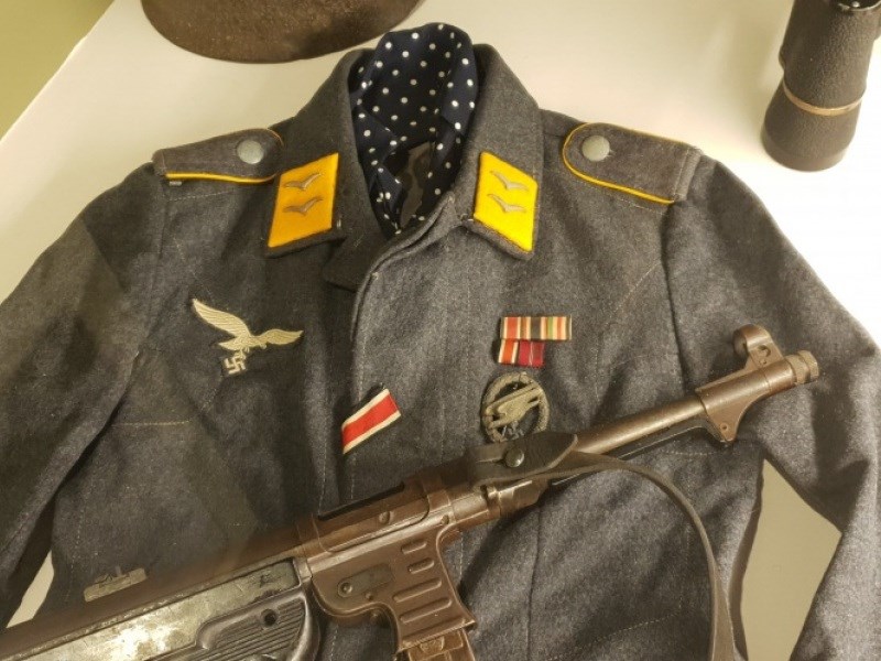 Ηράκλειο: Γερμανοί με ναζιστικά τατουάζ επισκέφθηκαν έκθεση για τη Μάχη της Κρήτης