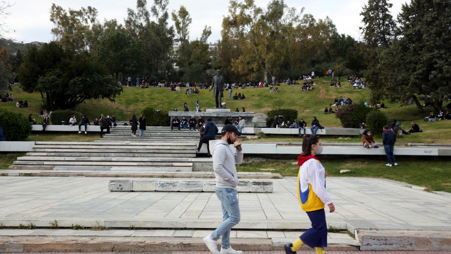 Κορονοϊός: “Καμπανάκι” για την πτώση του μέσου όρου ηλικίας κρουσμάτων στα 39 έτη – Πού επιμένει η πανδημία