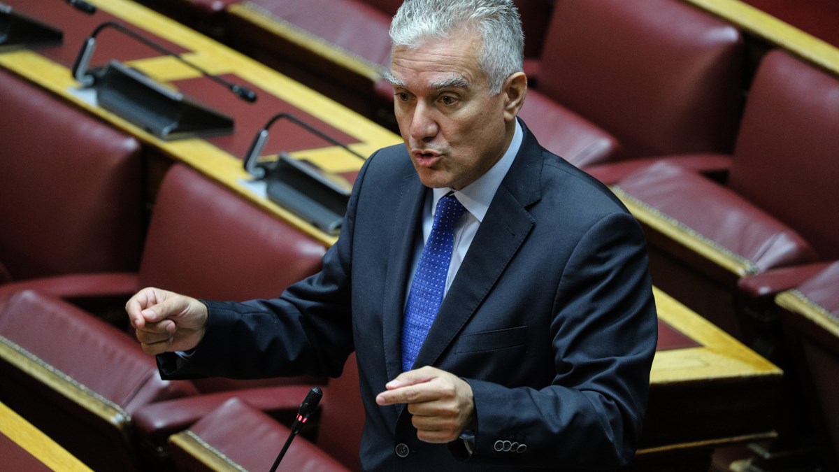 Συνεπιμέλεια: Επιφυλάξεις για τον όρο “εξίσου” από τον βουλευτή της ΝΔ Μανούσο Βολουδάκη