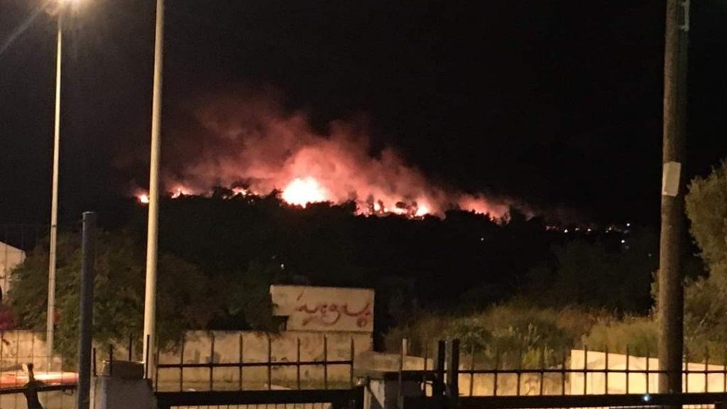 Μεγάλη φωτιά στο Σχίνο Κορινθίας – Ζημιές σε τουλάχιστον τρία σπίτια – ΦΩΤΟ – ΒΙΝΤΕΟ