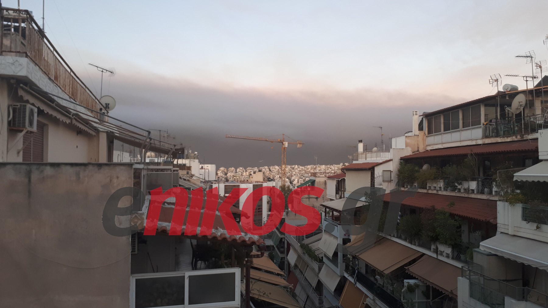 Φωτιά στον Σχίνο Κορινθίας: Ο καπνός σκέπασε τον ουρανό στον Πειραιά  – ΦΩΤΟ αναγνώστη