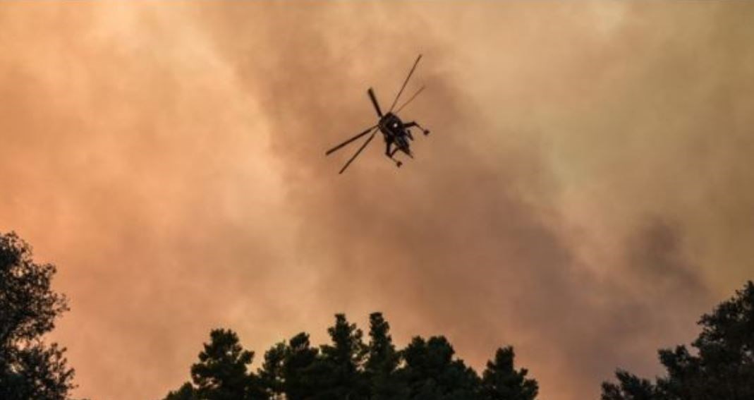 Σχίνος Κορινθίας: Μαίνεται η φωτιά – Εκκενώθηκαν οικισμοί και μονές, στη “μάχη” και τα αεροσκάφη