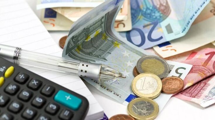 Χρέη: Ποια “παράθυρα” ανοίγουν για κούρεμα οφειλών σε εφορία, Ταμεία και τράπεζες – Πώς ψαλιδίζονται