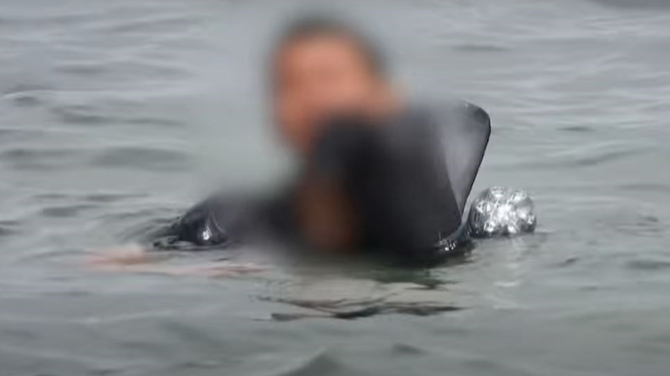 Μαρόκο: Προσφυγόπουλο χρησιμοποιεί πλαστικά μπουκάλια για σωσίβιο – Συγκλονιστικές εικόνες