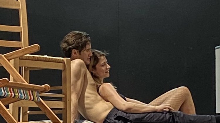 Ροϊλός – Μανούρη: Ημίγυμνοι στην παράσταση “Οι πεταλούδες είναι ελεύθερες” που σκηνοθετεί η Εσκενάζυ