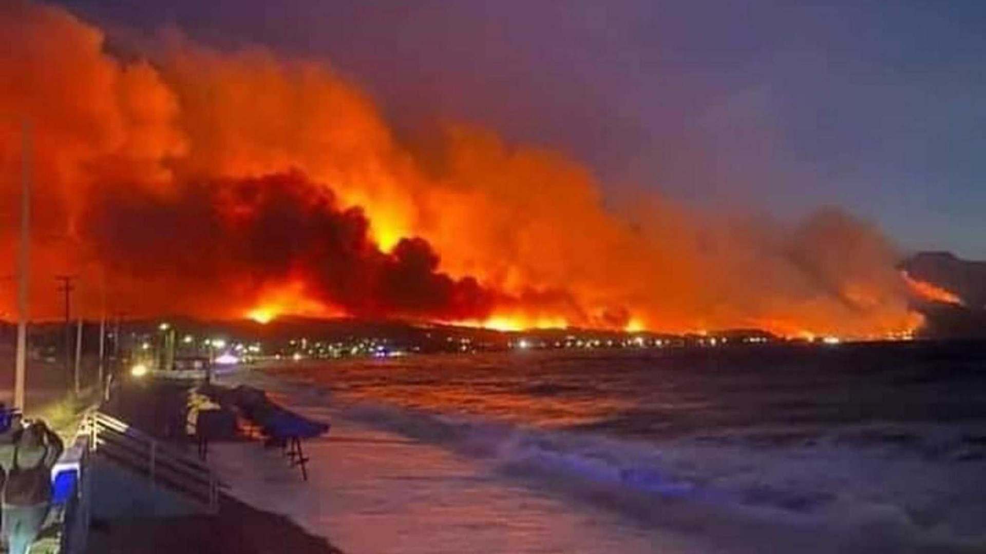 Φωτιά στην Κορινθία: Δύσκολη νύχτα με ισχυρούς ανέμους και εκκενώσεις οικισμών